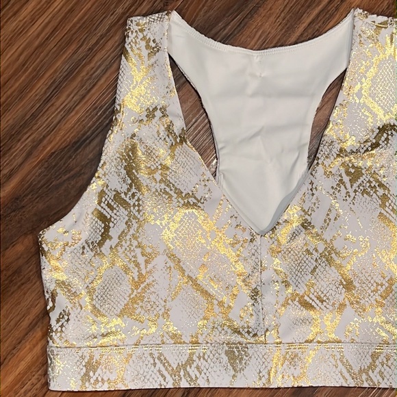 Fabletics On The Go Midi Medium Impact Sports Bra - Picture 6 of 15